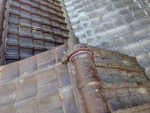 加西市　劣化した屋根にシリコンを詰める